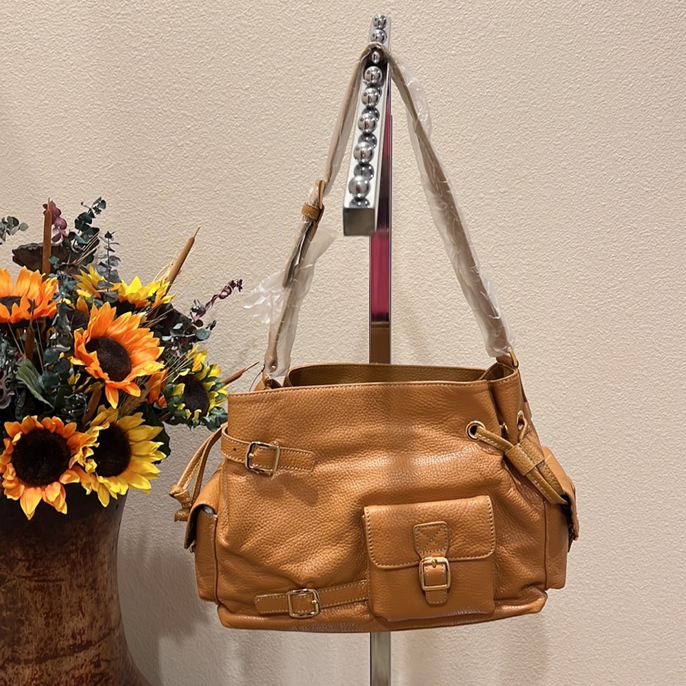 🌺Hostess Pick 6/22/23🌺 NWT, Leather “MAXX New York”, Shoulder Bag Lt. Brown.